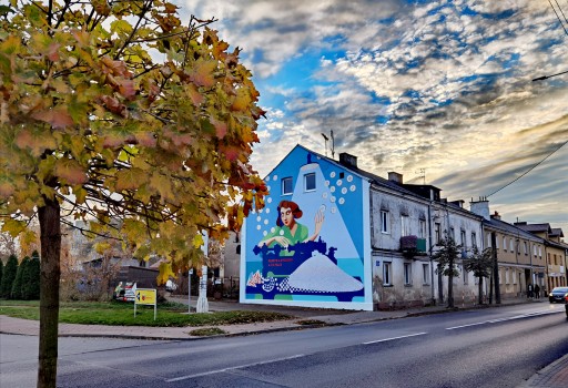Mural przypominający o fabryce guzików w Nasielsku