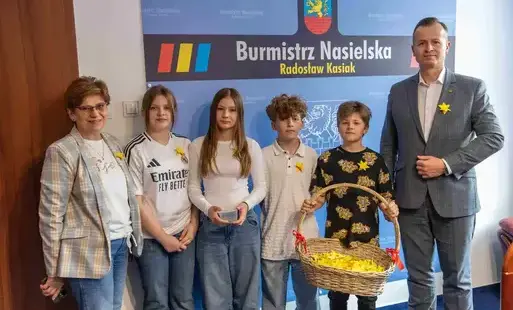 Zdjęcie do &bdquo;Łączy nas pamięć&rdquo; &ndash; uczniowie nasielskiej &bdquo;Jedynki&rdquo; z wizytą u Burmistrza w ramach Akcji Żonkile