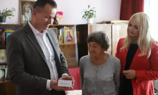 Zdjęcie do Opaski bezpieczeństwa przekazane seniorom!