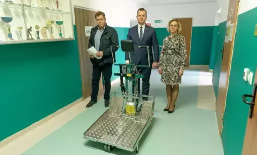 Zdjęcie do &bdquo;Likwidacja barier architektonicznych w Szkole Podstawowej nr 1 im. Konstytucji 3 Maja w Nasielsku poprzez zakup schodołazu&rdquo;