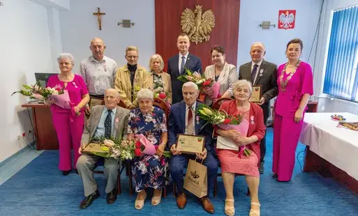 Zdjęcie do Każda rocznica ślubu to wydarzenie szczeg&oacute;lne, pełne wzruszeń i wspomnień.