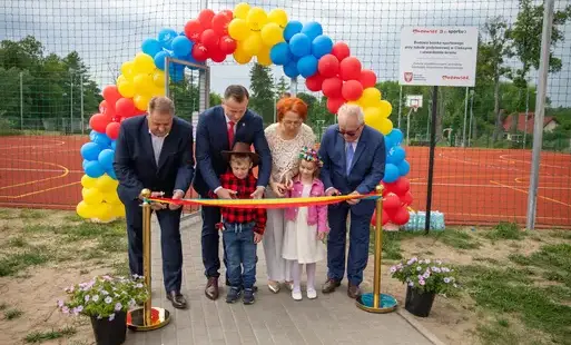 Zdjęcie do Nowe boisko przy Szkole Podstawowej im. Mikołaja Kopernika w Cieksynie oficjalnie otwarte!