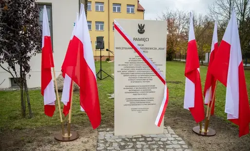 Zdjęcie do Uroczyste odsłonięcie tablicy upamiętniającej ppor. Mieczysława Dziemieszkiewicza ps. &bdquo;R&oacute;j&rdquo;